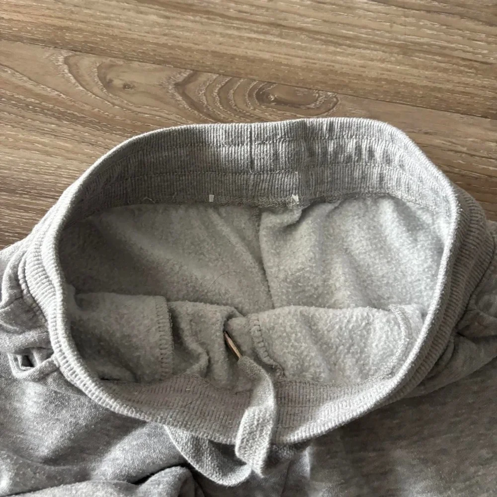Vintage Y2K/2000s Baggy Light Grey Essential Sweatpants! Fits XS